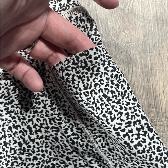 Athleta Leopard Print Salutation Stash II Textured Tight Crop Leggings Size M - Picture 7 of 8